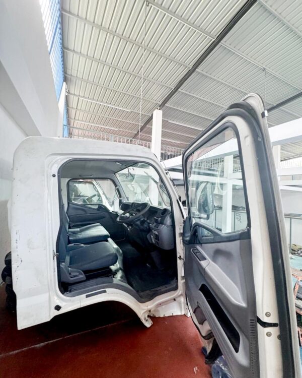 Mitsubishi Fuso Front Truck Cabin - Image 6
