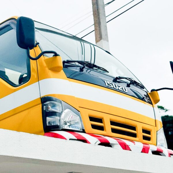 Isuzu Elf Truck Cabin - Image 2